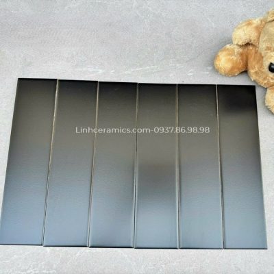 Gạch thẻ đen mờ 75x300 ốp tường